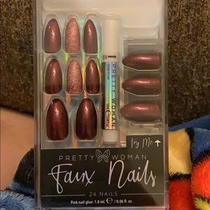Pretty Women Faux Nails 24 set with glue